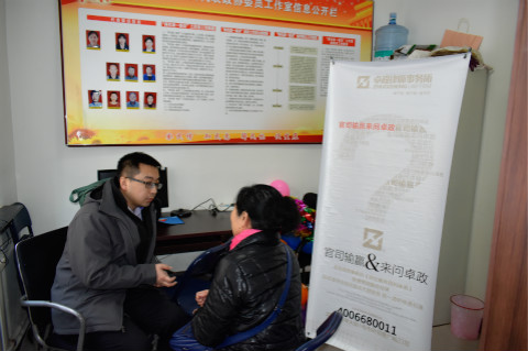 赵律师为现场提问的居民解答法律问题